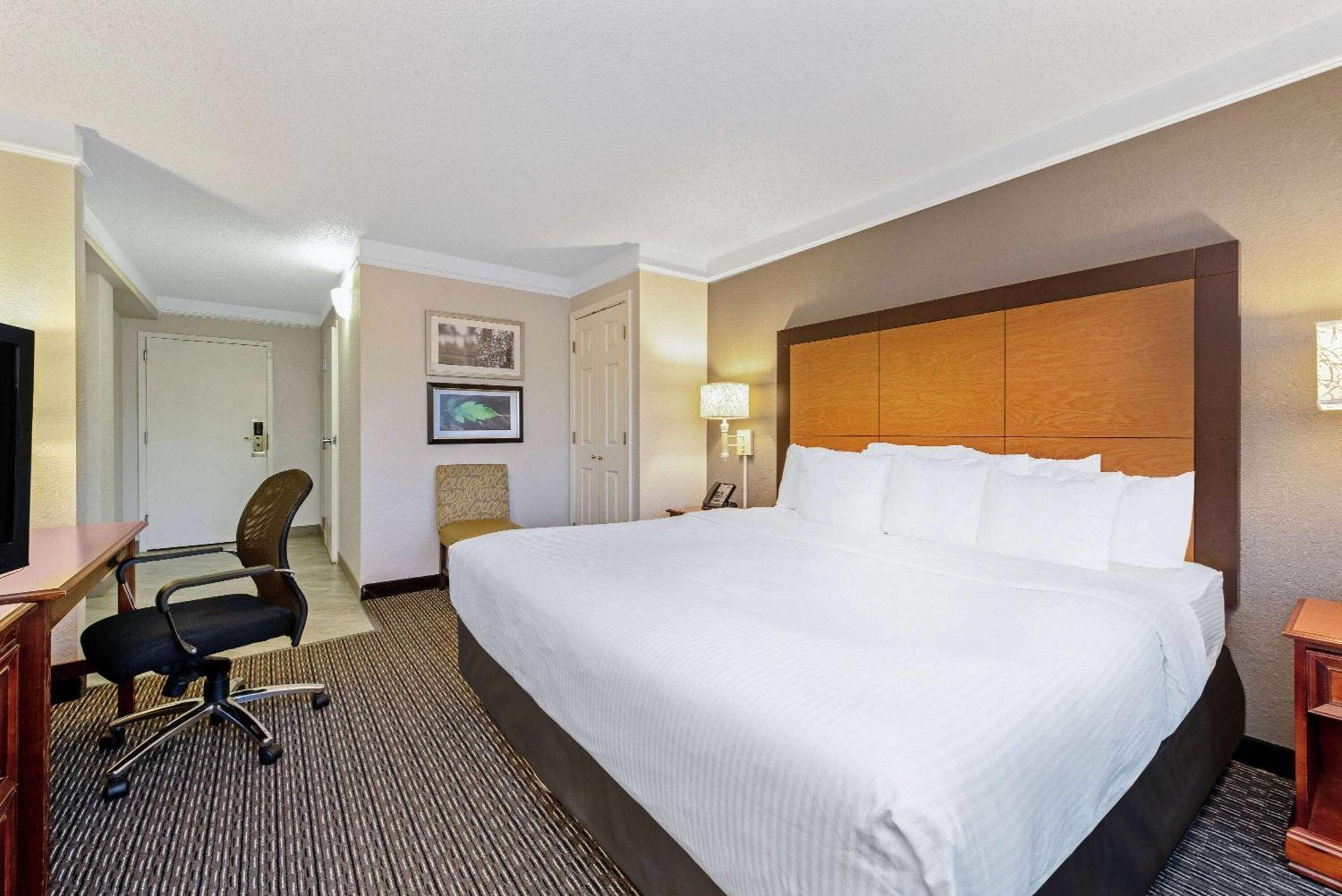 La Quinta By Wyndham New Orleans Airport Hotel Kenner Exterior photo