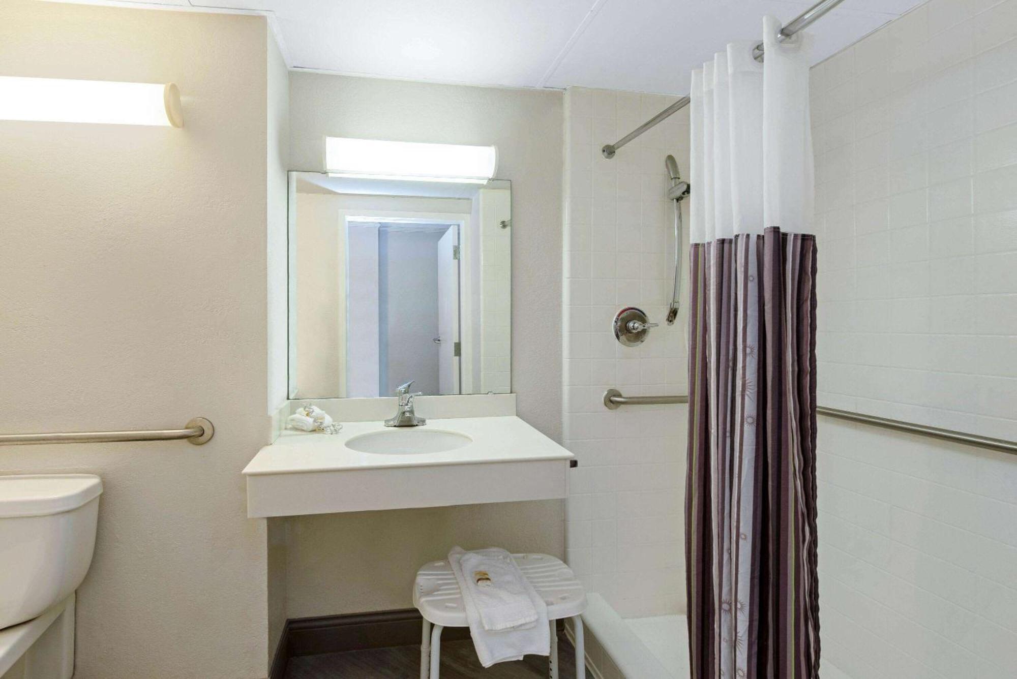 La Quinta By Wyndham New Orleans Airport Hotel Kenner Exterior photo