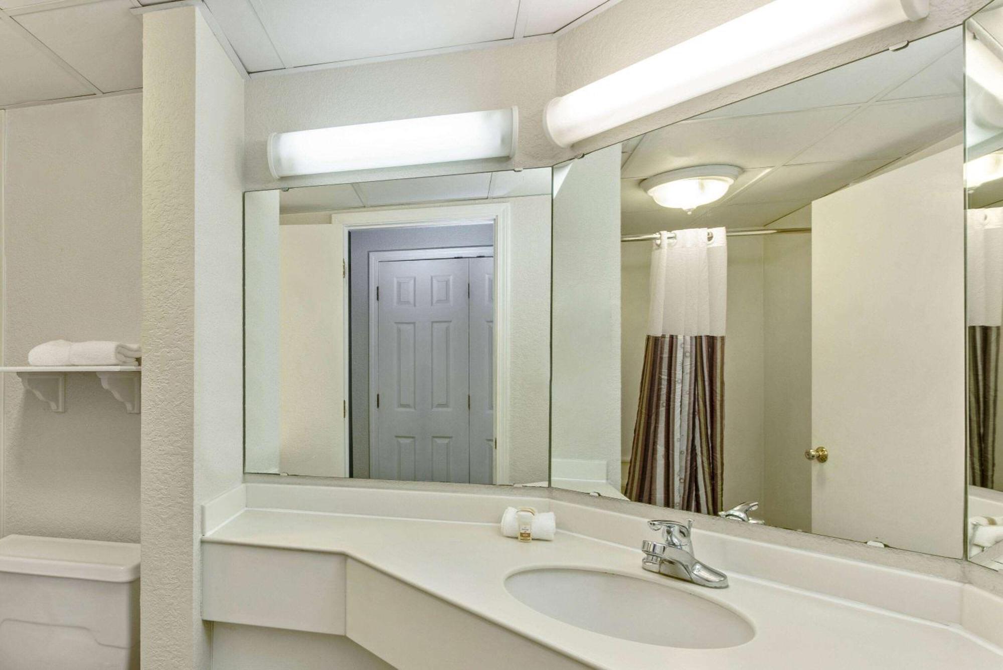 La Quinta By Wyndham New Orleans Airport Hotel Kenner Exterior photo