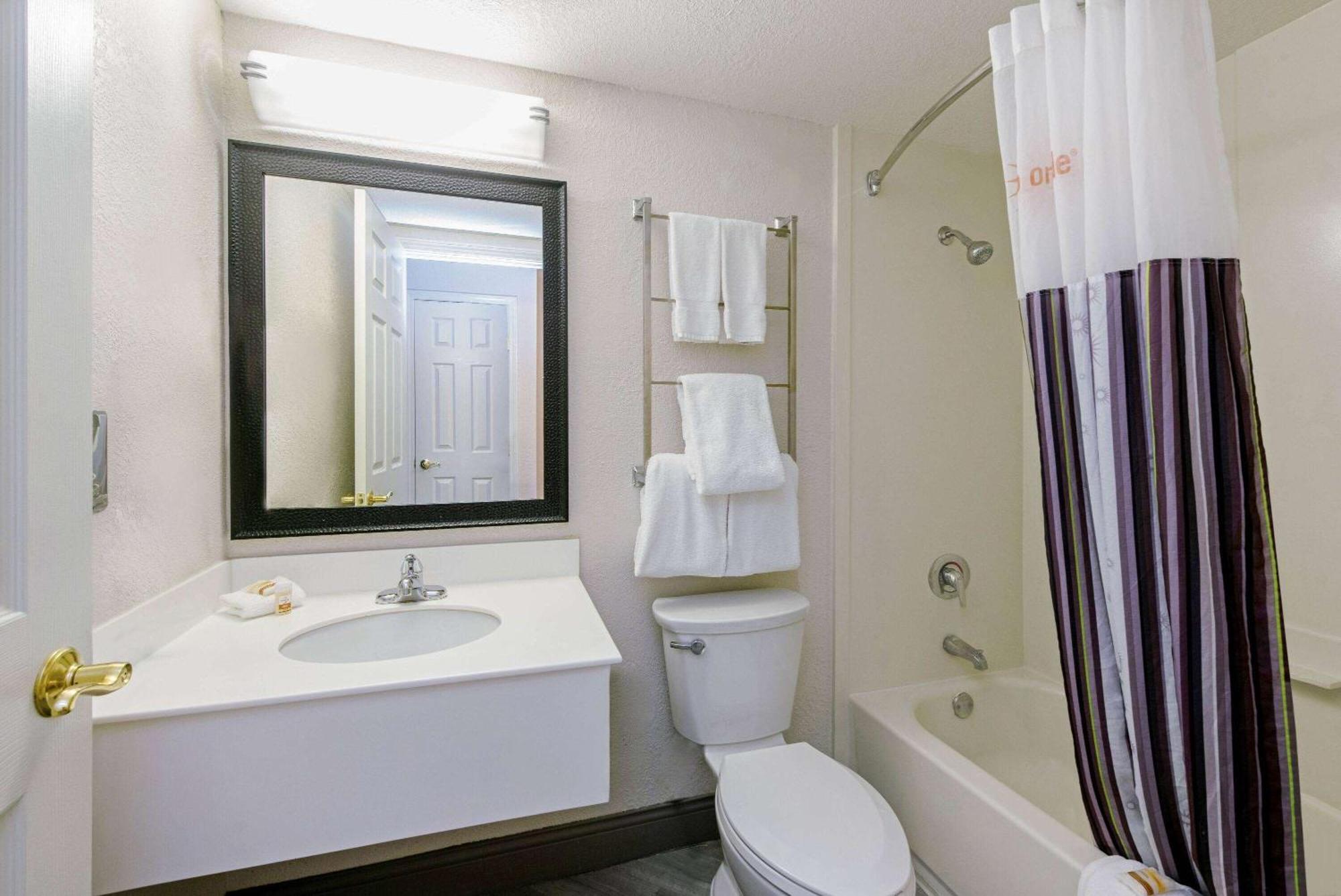 La Quinta By Wyndham New Orleans Airport Hotel Kenner Exterior photo