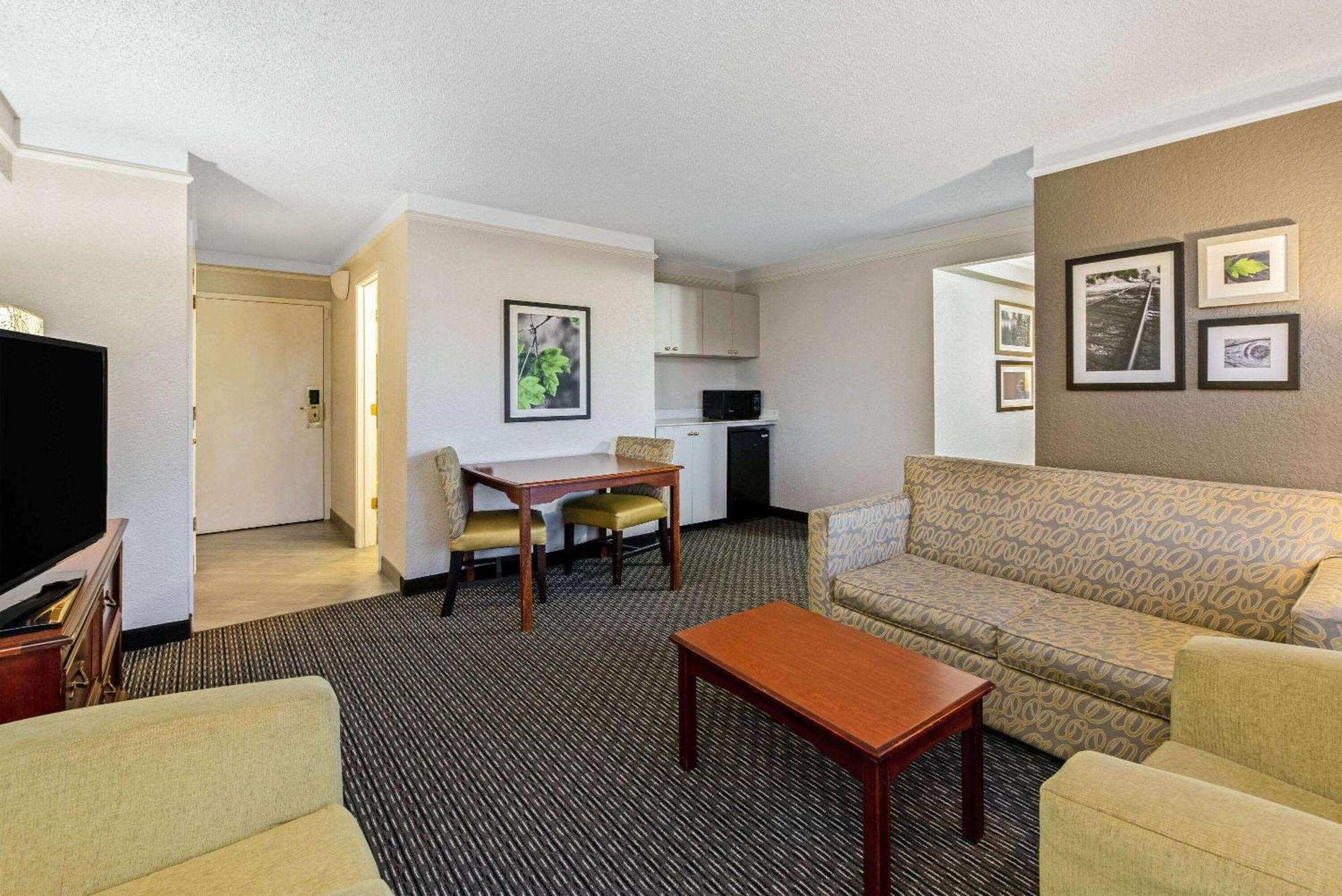 La Quinta By Wyndham New Orleans Airport Hotel Kenner Exterior photo