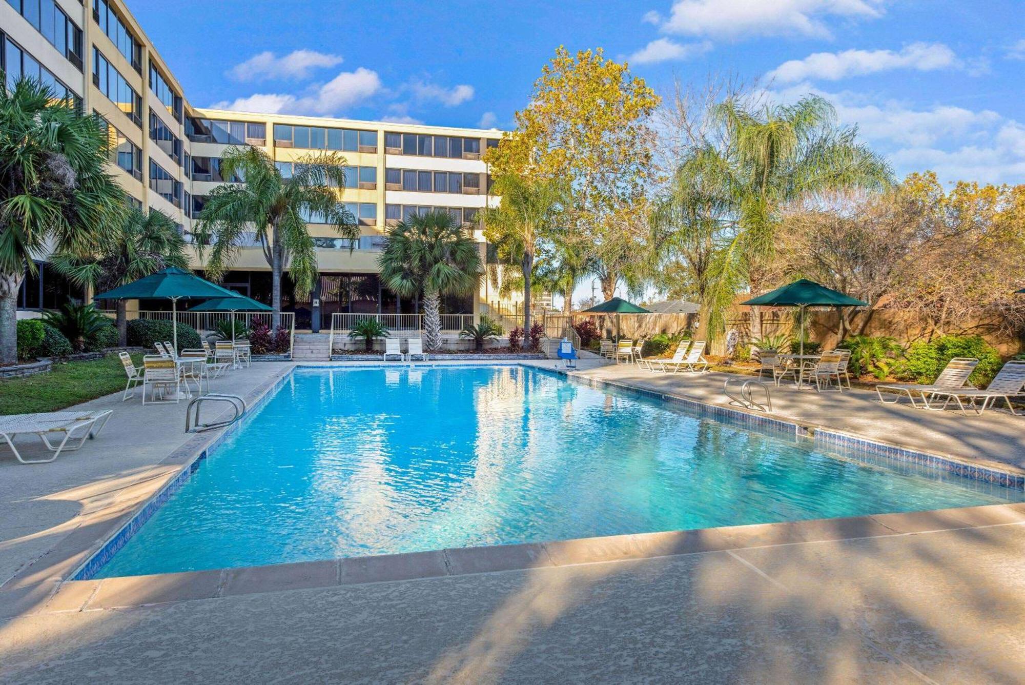 La Quinta By Wyndham New Orleans Airport Hotel Kenner Exterior photo