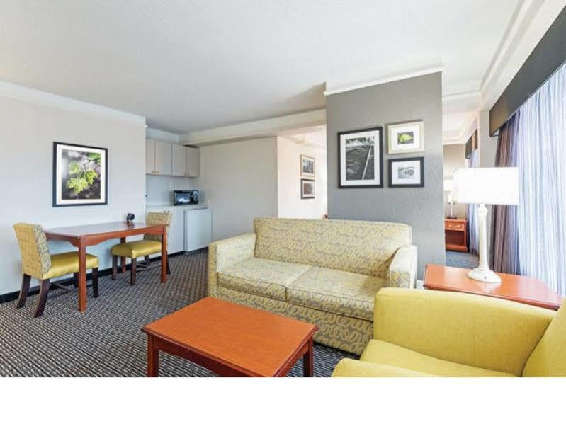 La Quinta By Wyndham New Orleans Airport Hotel Kenner Exterior photo
